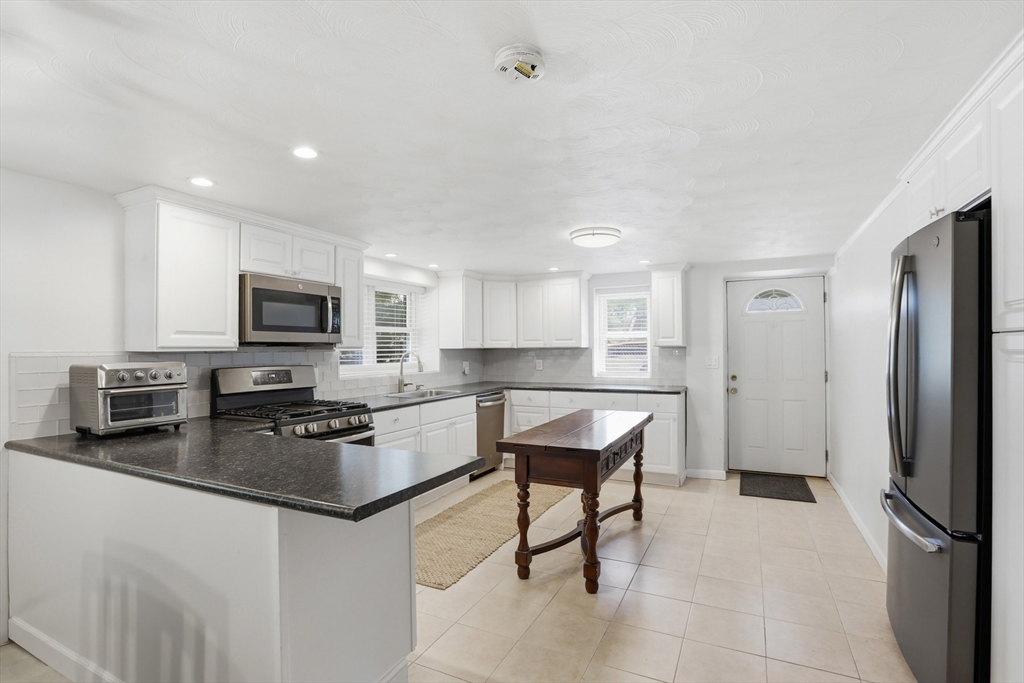 53 Gates Road Saugus, MA 01906 - Photo 4 of 42