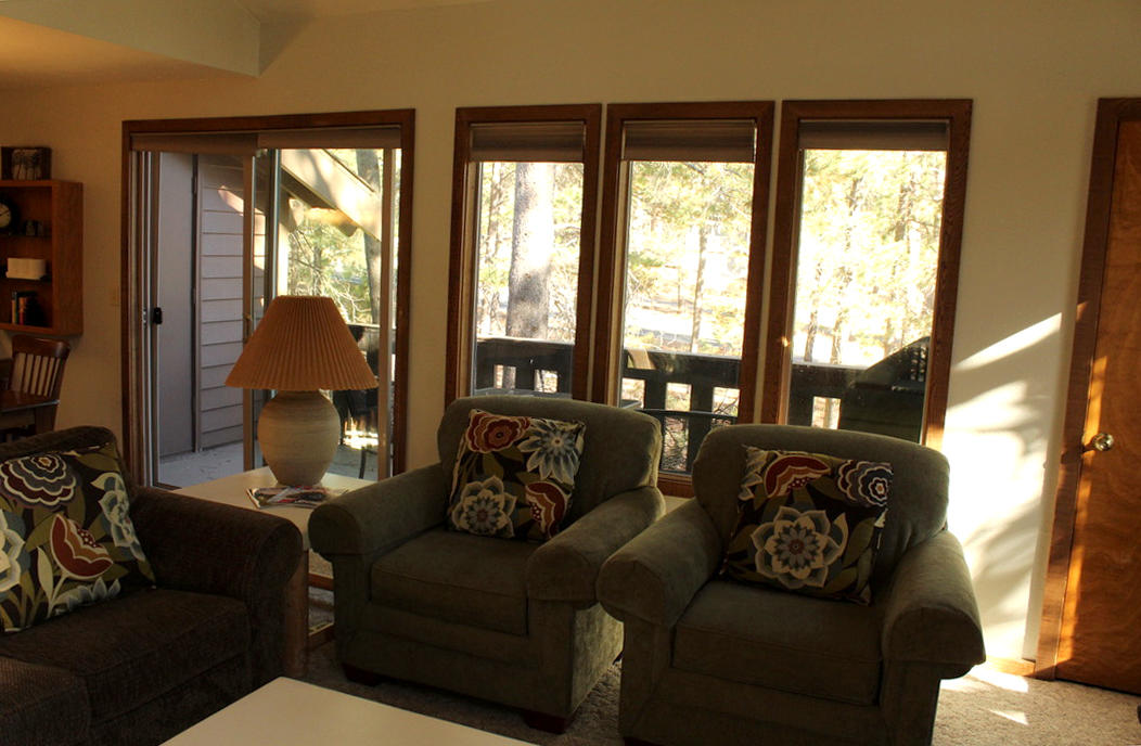 57326-12 Beaver Ridge Loop Sunriver, OR 97707 - Photo 4 of 24 a living room with furniture and a large window