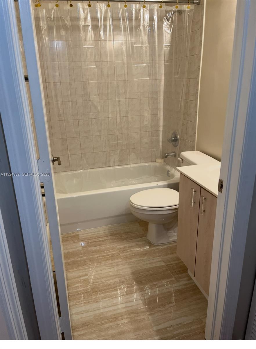 10150 Southwest 88th Street, Unit 103 Miami, FL 33176 - Photo 19 of 29 a bathroom with a sink a toilet and a bathtub