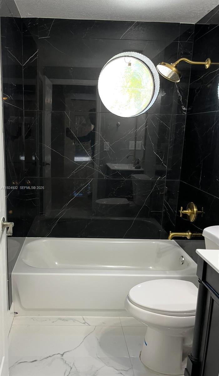 10150 Southwest 88th Street, Unit 103 Miami, FL 33176 - Photo 10 of 29 a bathroom with a toilet a sink and bathtub