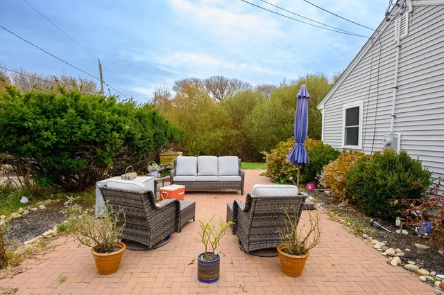 a table and chairs sitting in front of a house