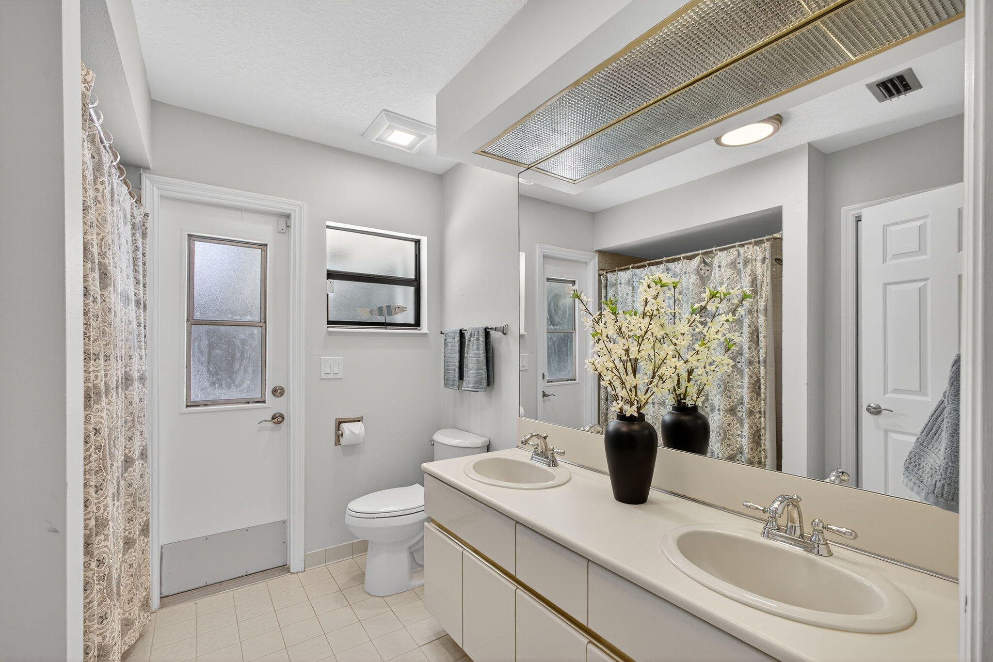 13 St Giles Road Palm Beach Gardens, FL 33418 - Photo 37 of 55 Guest Bathroom