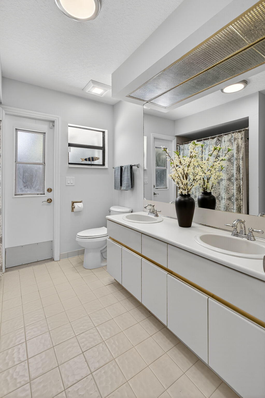 13 St Giles Road Palm Beach Gardens, FL 33418 - Photo 38 of 55 Guest Bathroom