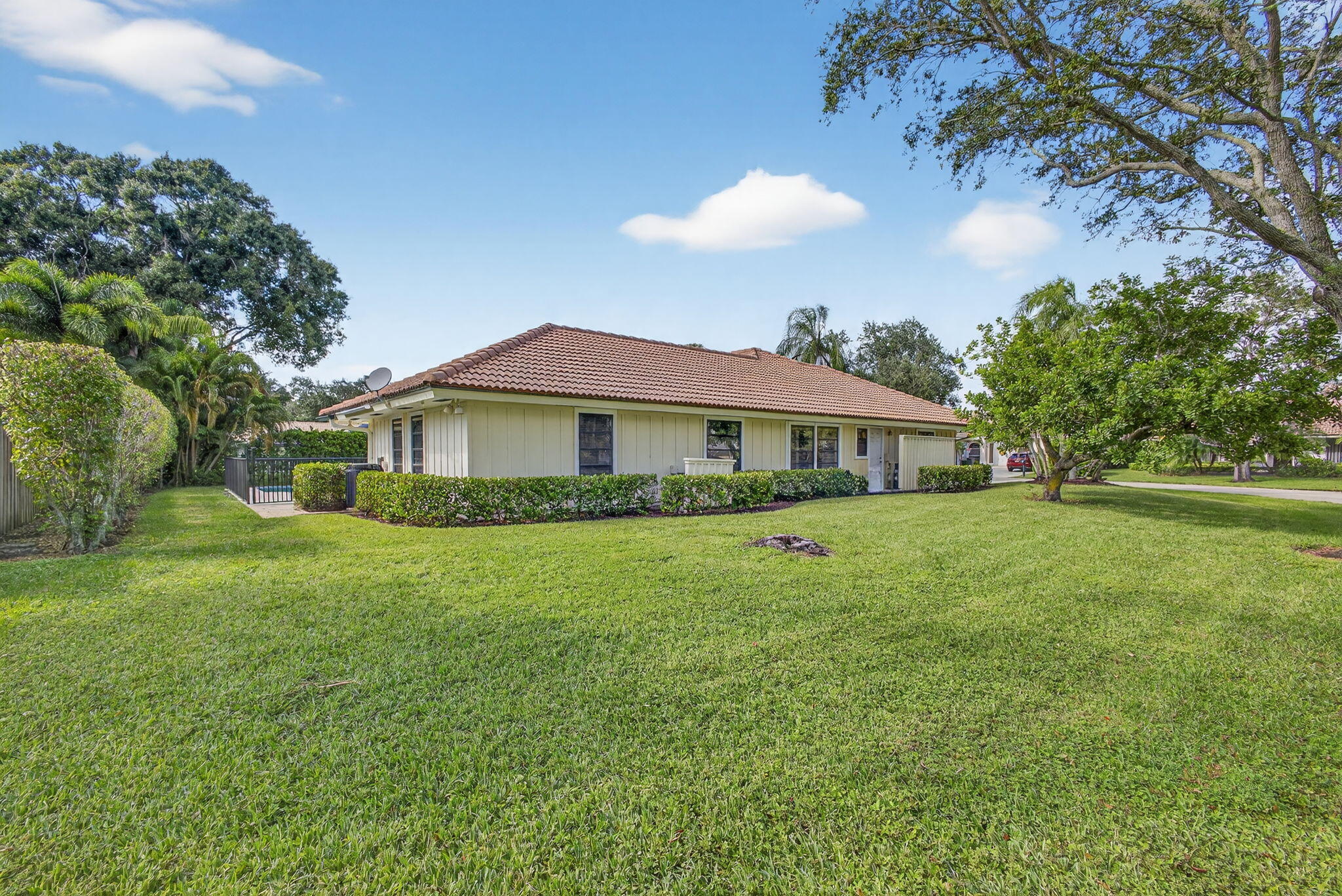 13 St Giles Road Palm Beach Gardens, FL 33418 - Photo 51 of 55 Side Corner Yard