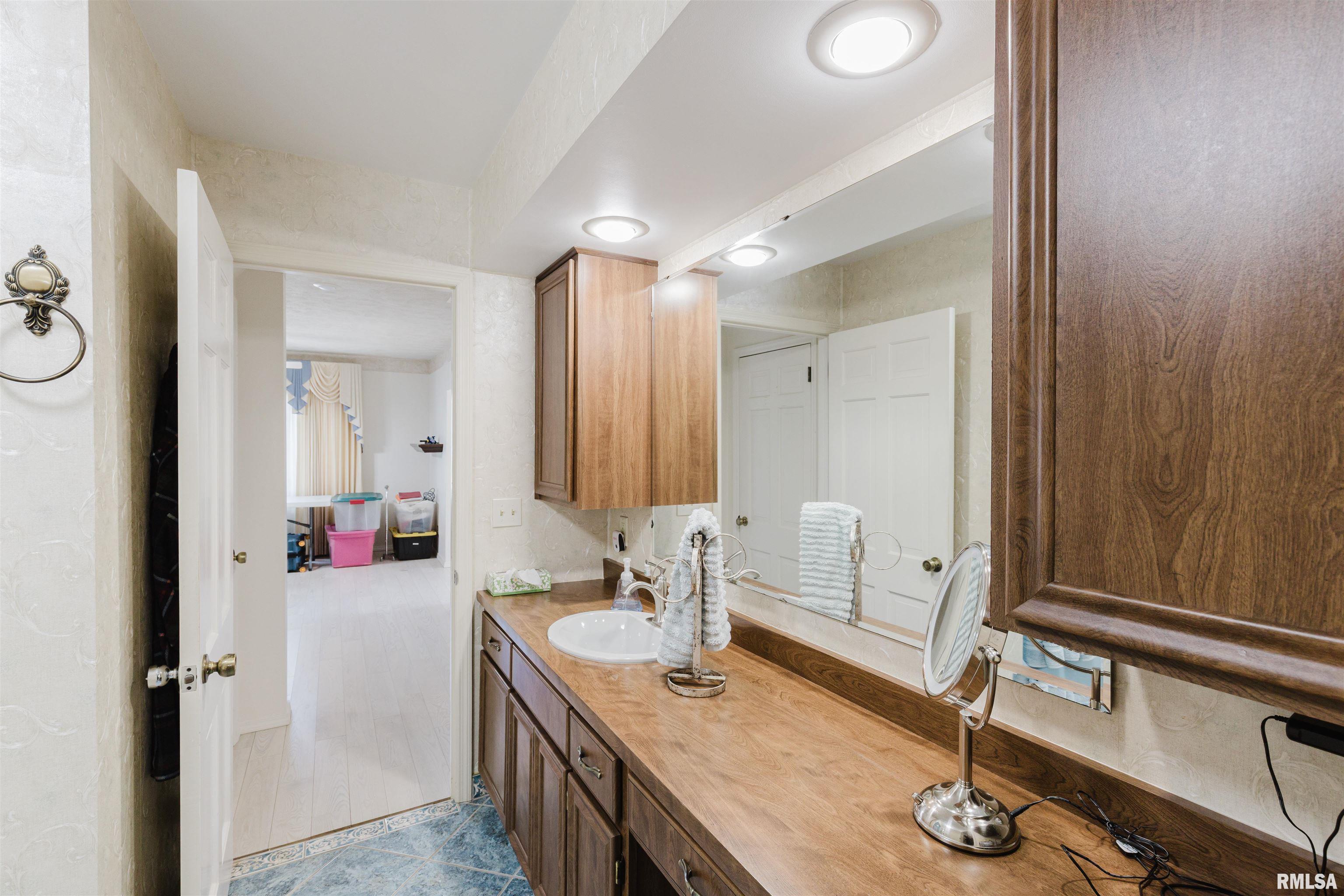 217 Jackson Street Hurst, IL 62949 - Photo 17 of 42