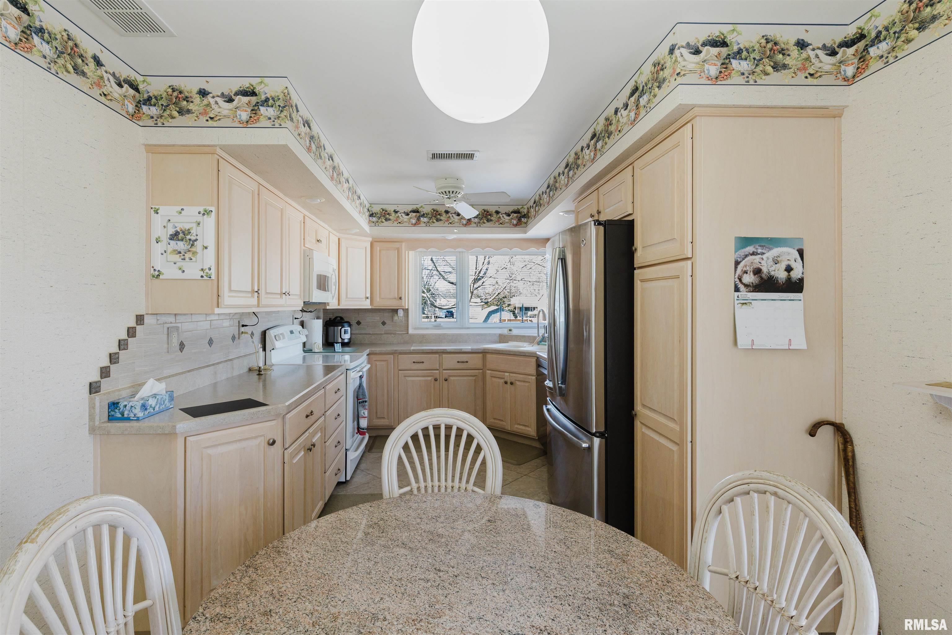 217 Jackson Street Hurst, IL 62949 - Photo 5 of 42