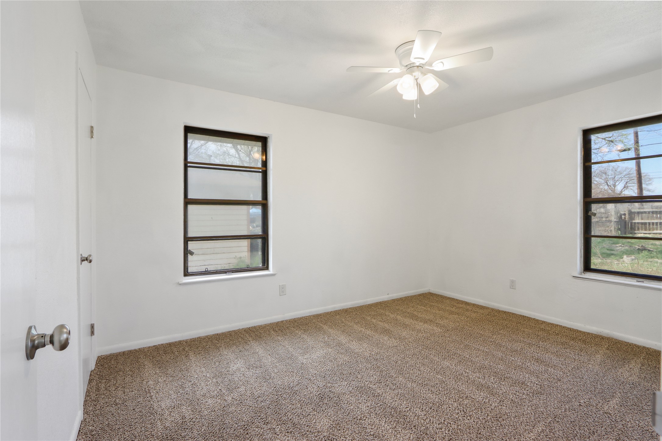 9100 Shepard Drive Austin, TX 78753 - Photo 18 of 26 an empty room with windows and ceiling fan