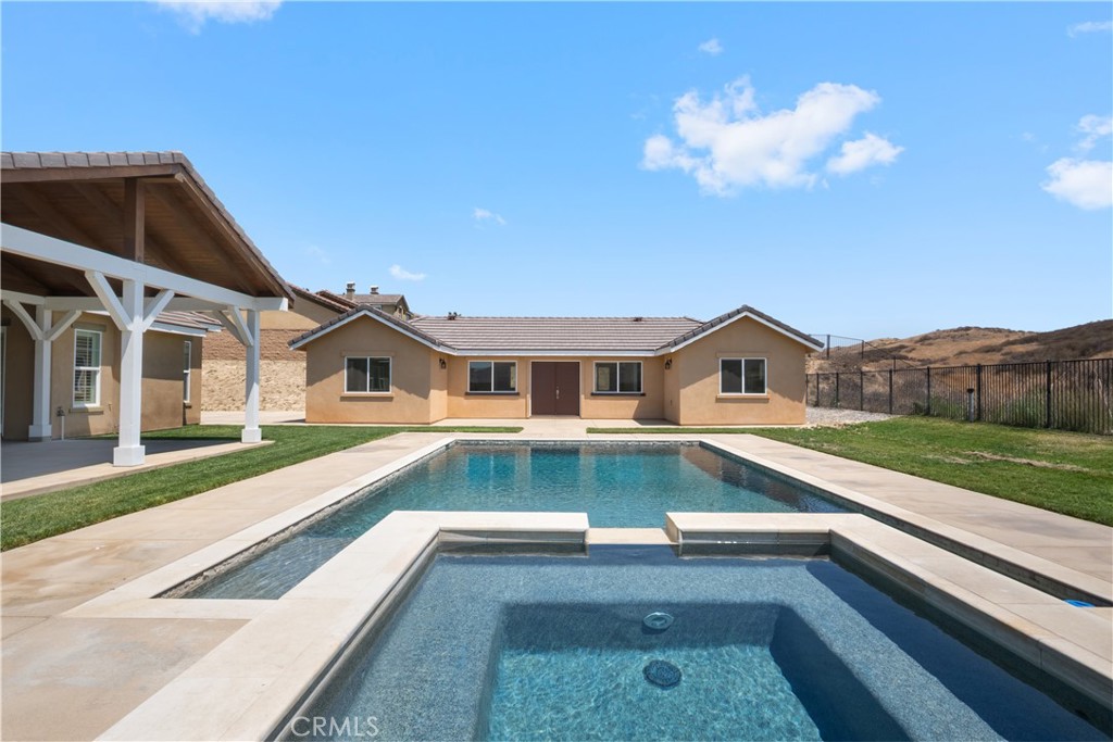 3086 Crystal Ridge Lane Colton, CA 92324 - Photo 3 of 71 1,250 sq ft detached Casita with 2 Bedrooms and 2 Bathroom and Pool and Spa