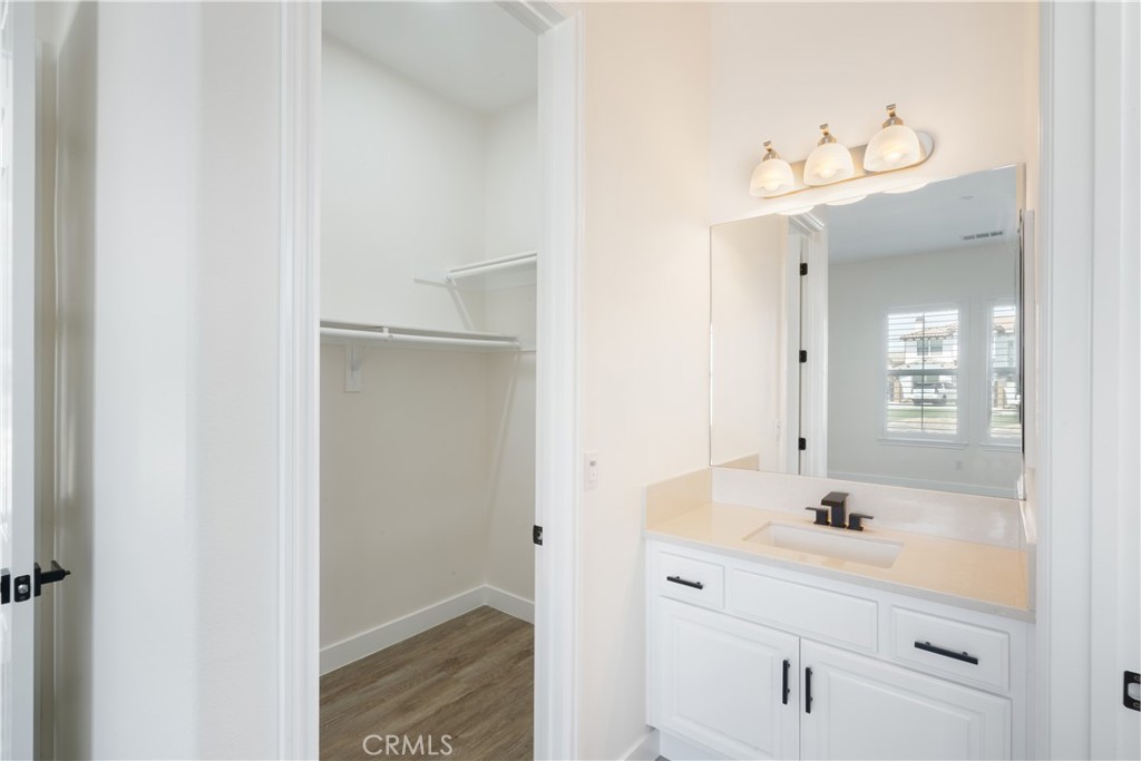 3086 Crystal Ridge Lane Colton, CA 92324 - Photo 41 of 71 Main House - En Suite Bathroom