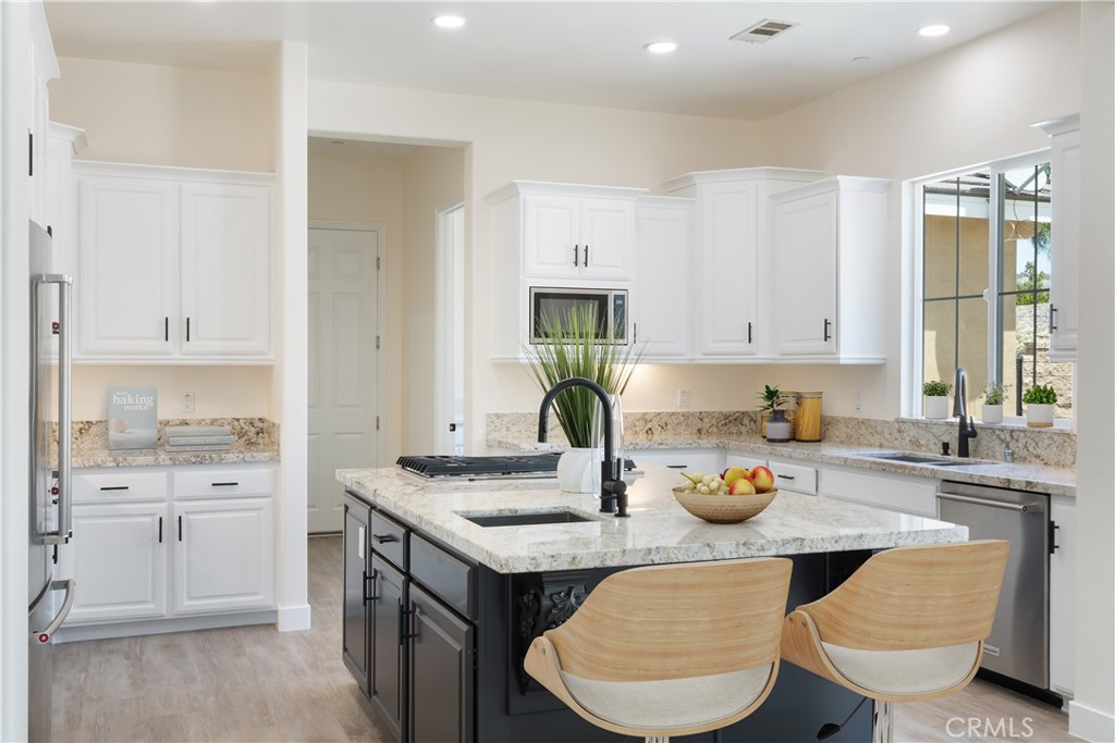 3086 Crystal Ridge Lane Colton, CA 92324 - Photo 6 of 71 Main House - Kitchen - Virtually Staged