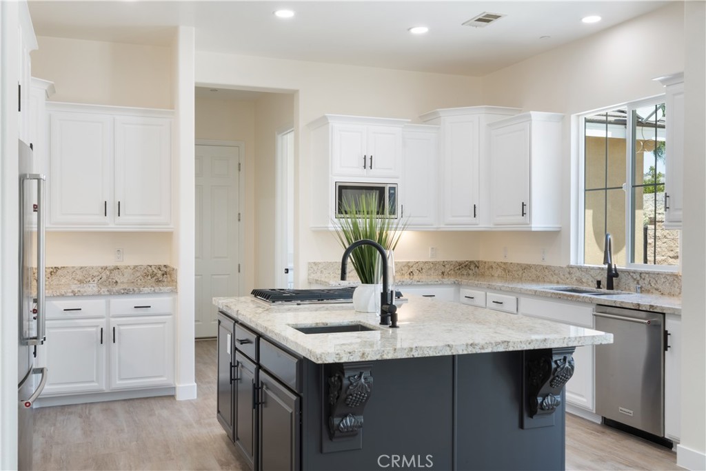 3086 Crystal Ridge Lane Colton, CA 92324 - Photo 7 of 71 Main House - Kitchen