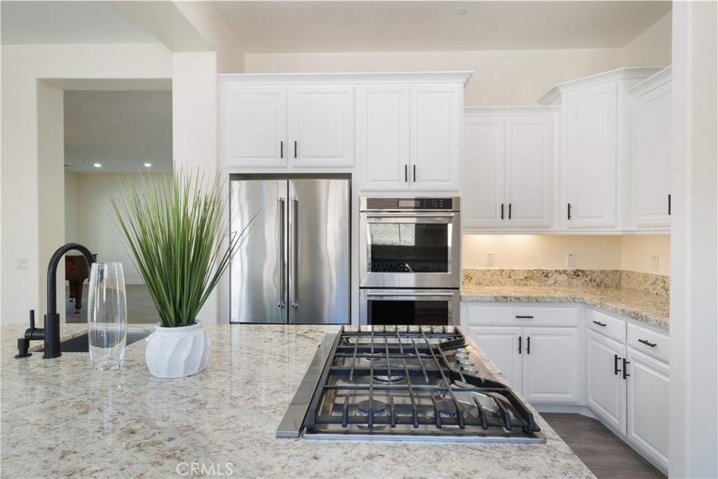 3086 Crystal Ridge Lane Colton, CA 92324 - Photo 10 of 71 Main House - Kitchen