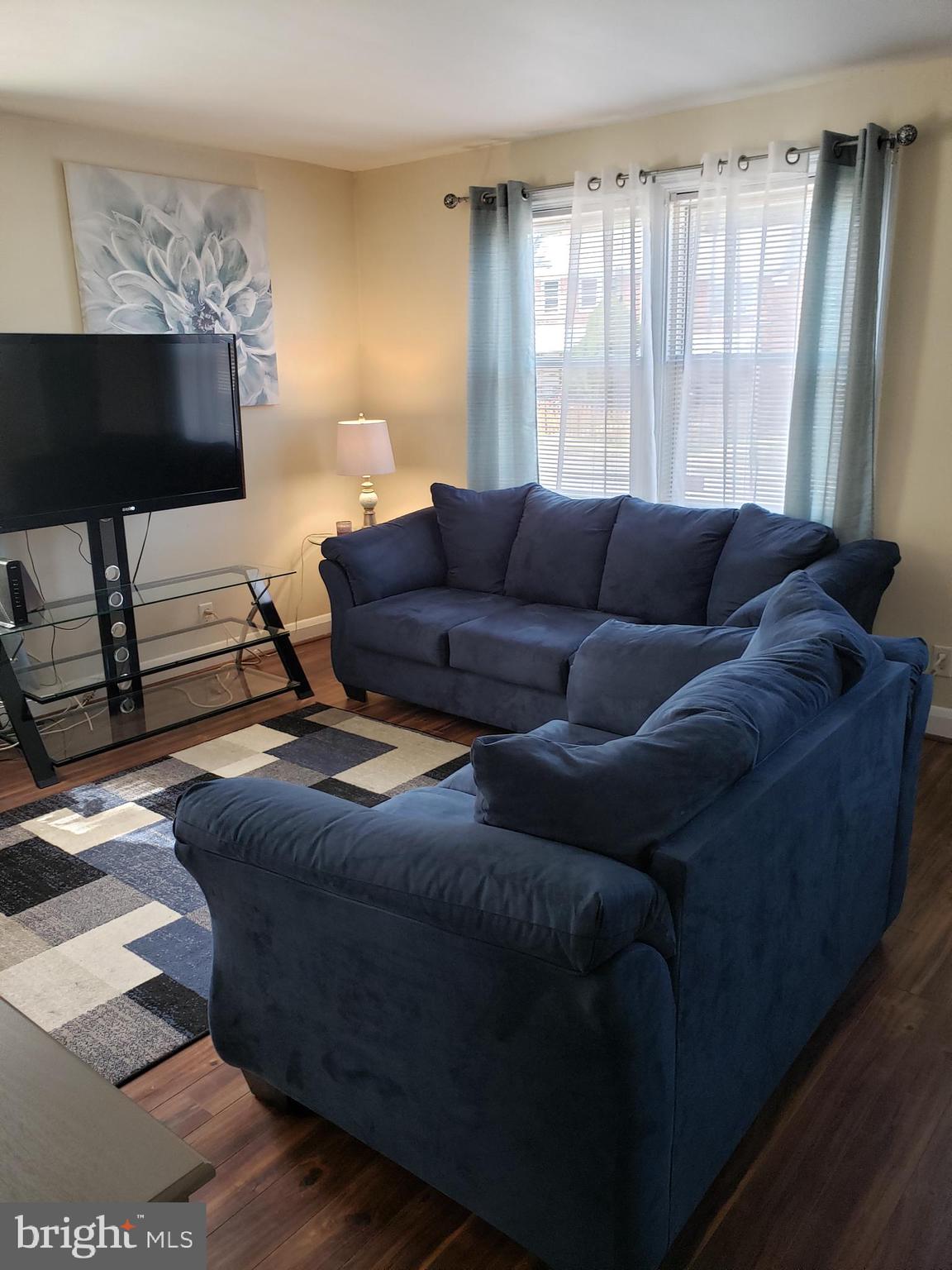 447 Random Road Baltimore, MD 21229 - Photo 2 of 39 Living Room