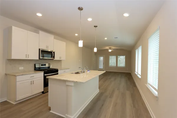 $2,175 | 6686 Lahna Oak Dr., Conroe, TX 77304
