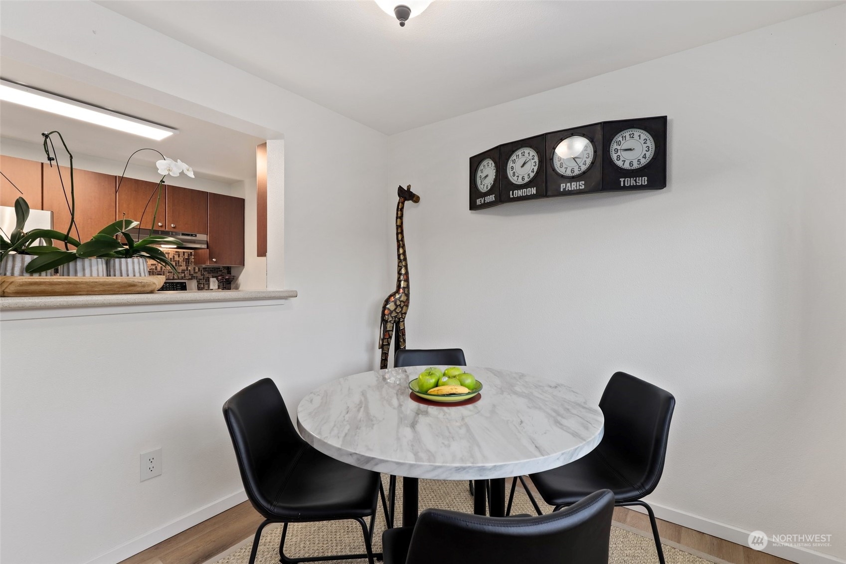 12404 East Gibson Road, Unit J103 Everett, WA 98204 - Photo 16 of 40 a view of a dining room with a table and chairs