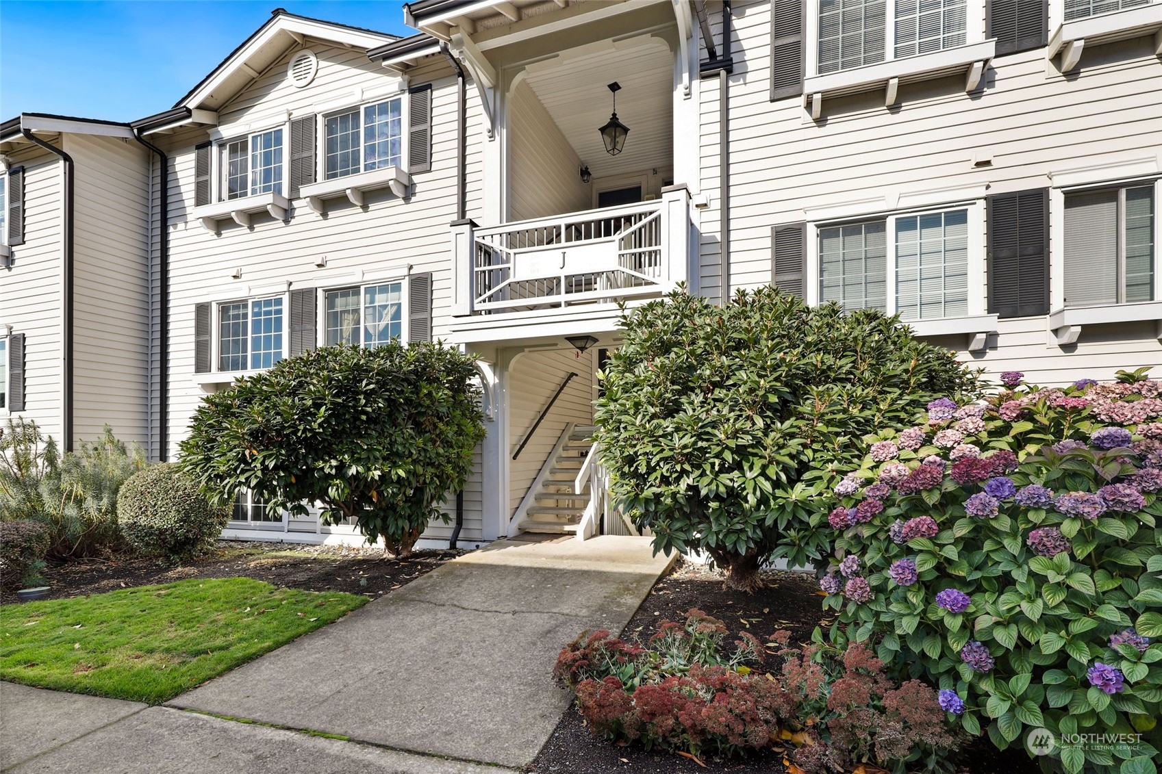 12404 East Gibson Road, Unit J103 Everett, WA 98204 - Photo 2 of 40 a front view of a house with a garden