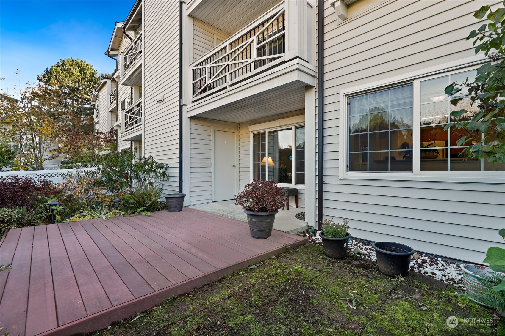 12404 East Gibson Road, Unit J103 Everett, WA 98204 - Photo 29 of 40 a view of a backyard with sitting area
