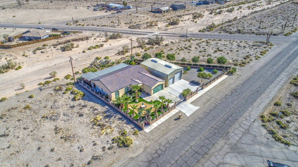 2902 Treadwell Boulevard Thermal, CA 92274 - Photo 72 of 88 a view of a terrace with wooden floor