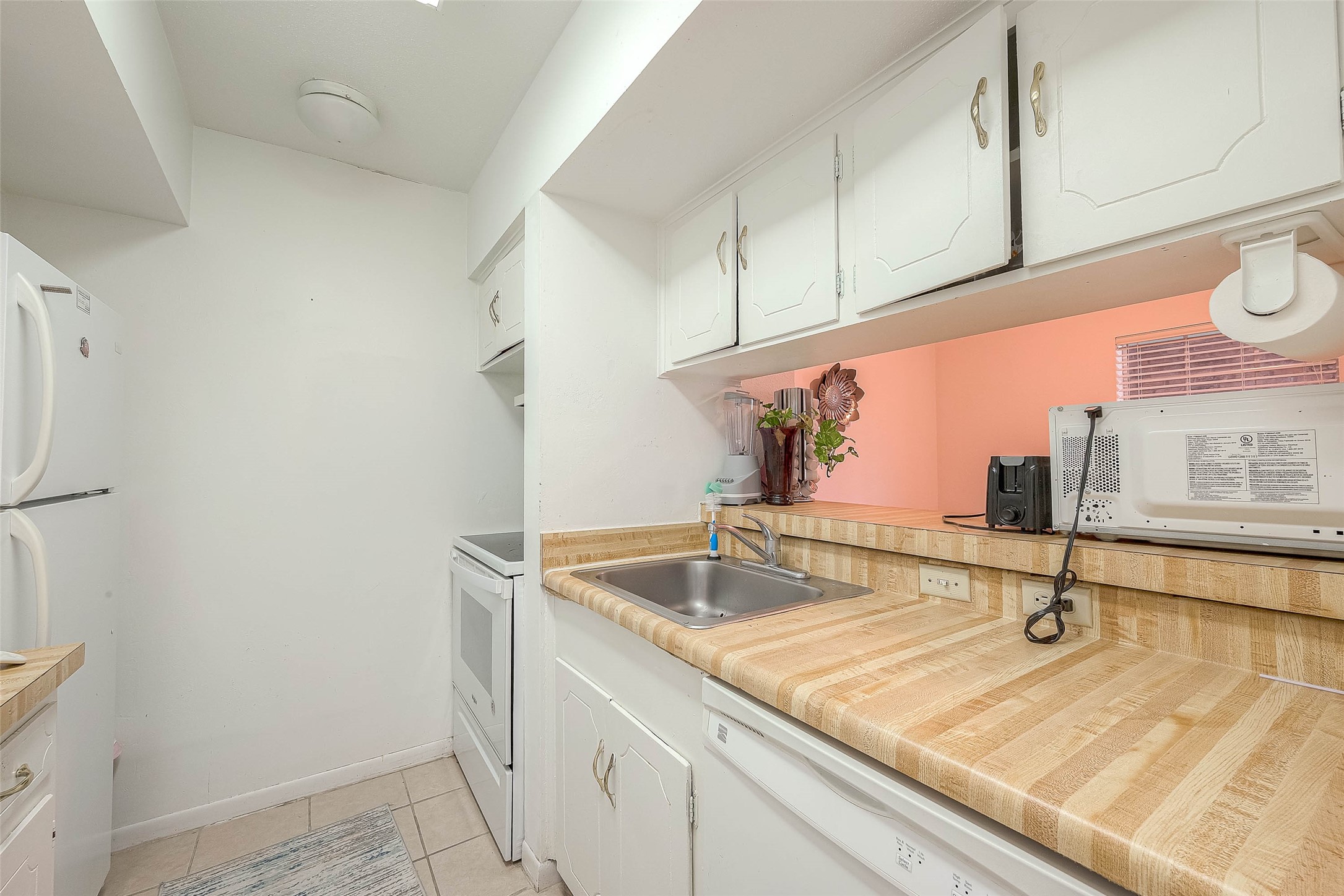 2201 Fountain View Drive, Unit 54 Houston, TX 77057 - Photo 17 of 30 a view of a counter top space