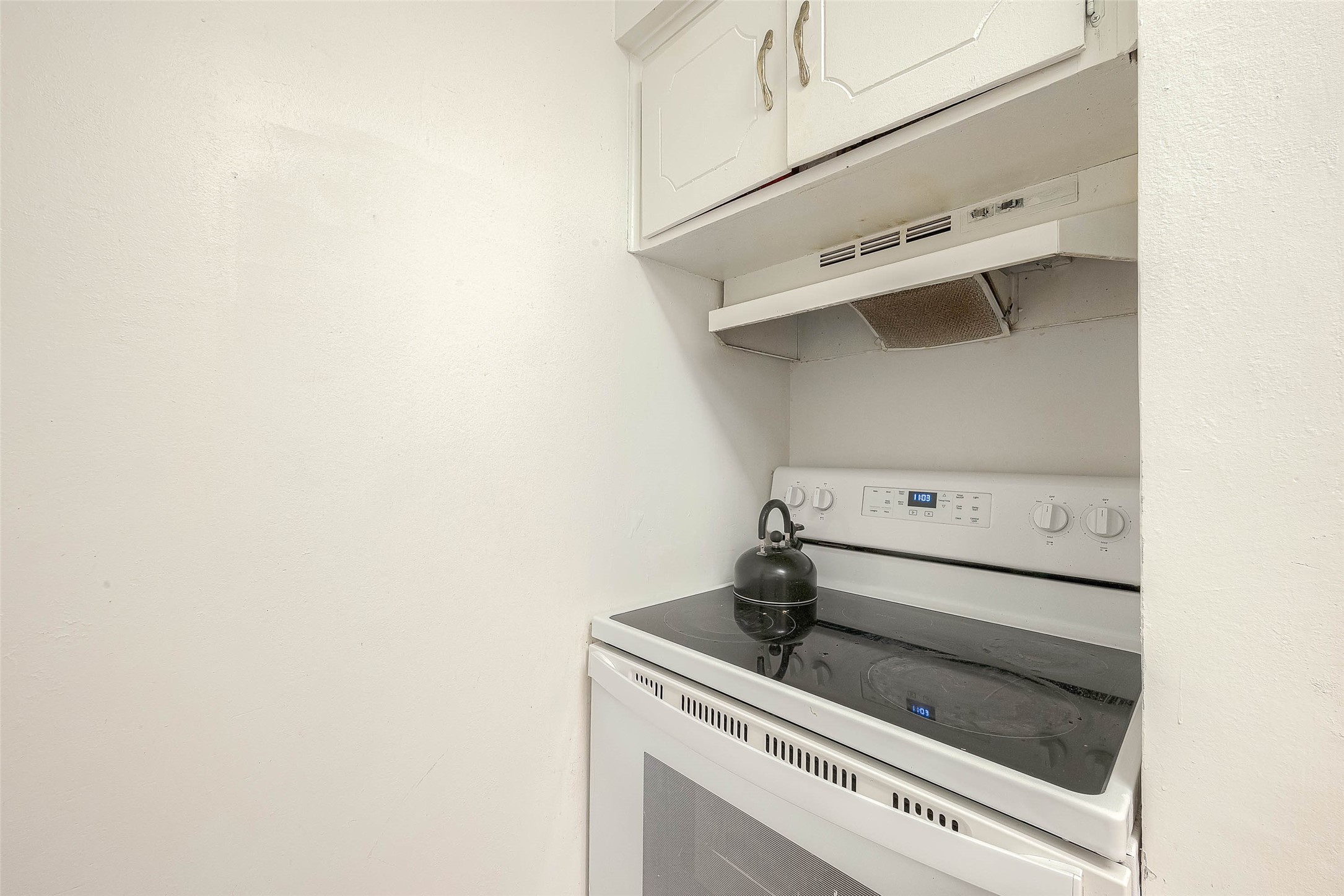 2201 Fountain View Drive, Unit 54 Houston, TX 77057 - Photo 18 of 30 a close view of stove