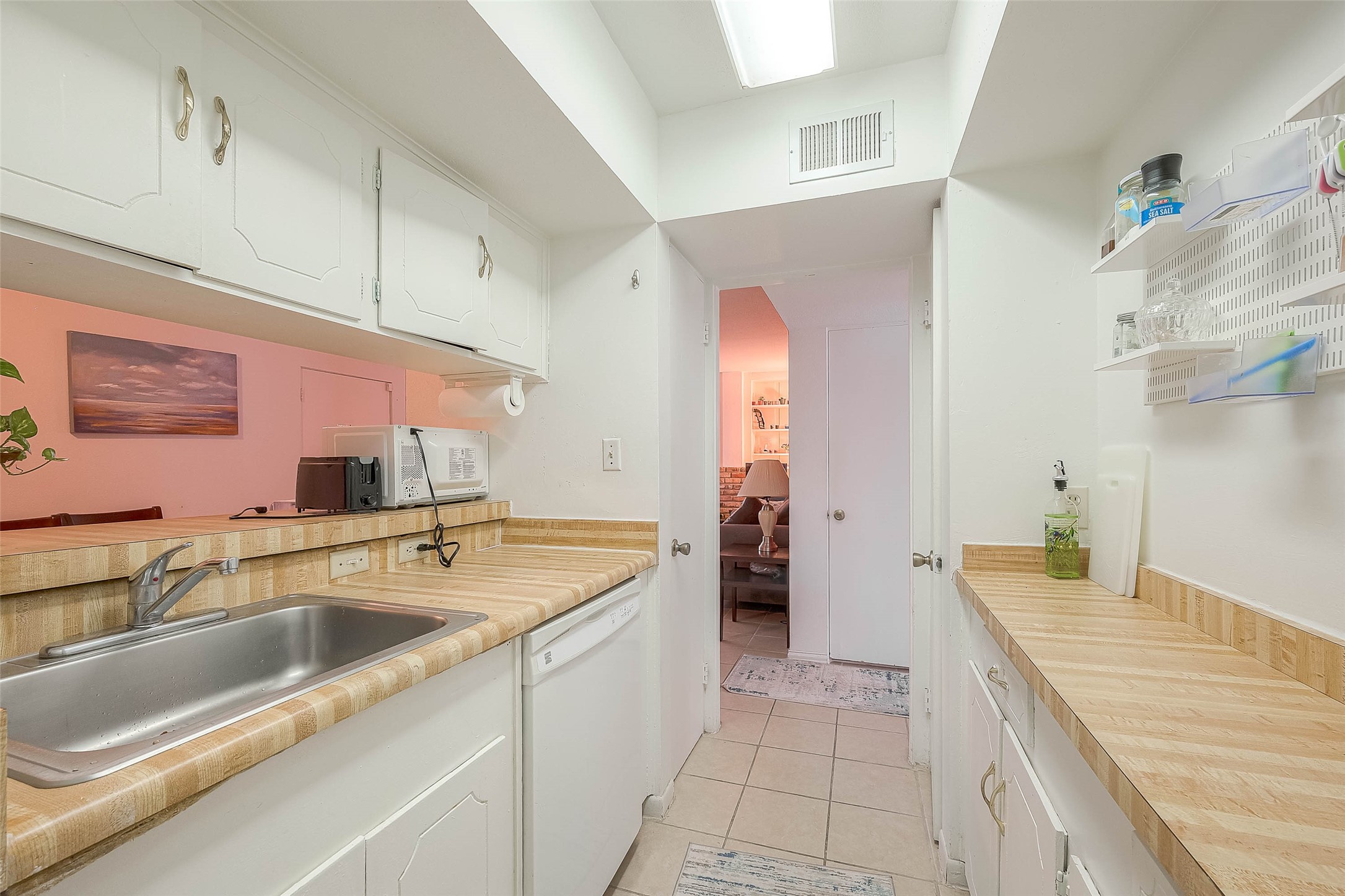 2201 Fountain View Drive, Unit 54 Houston, TX 77057 - Photo 19 of 30 a large kitchen with a sink and a large mirror