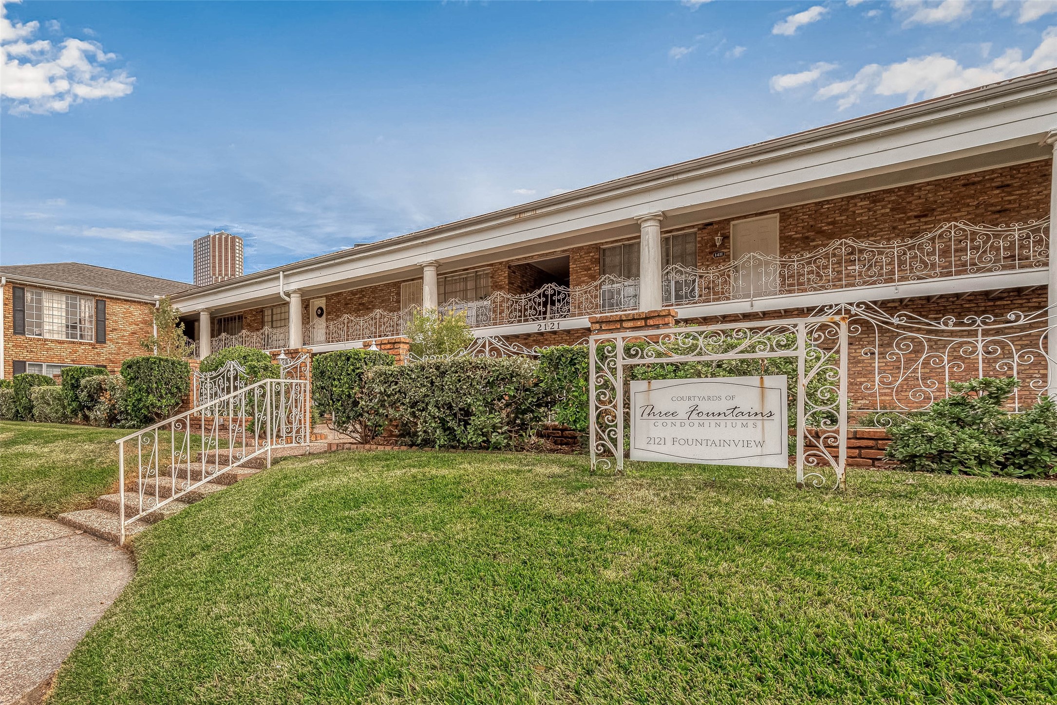 2201 Fountain View Drive, Unit 54 Houston, TX 77057 - Photo 2 of 30 a view of a house with backyard and garden