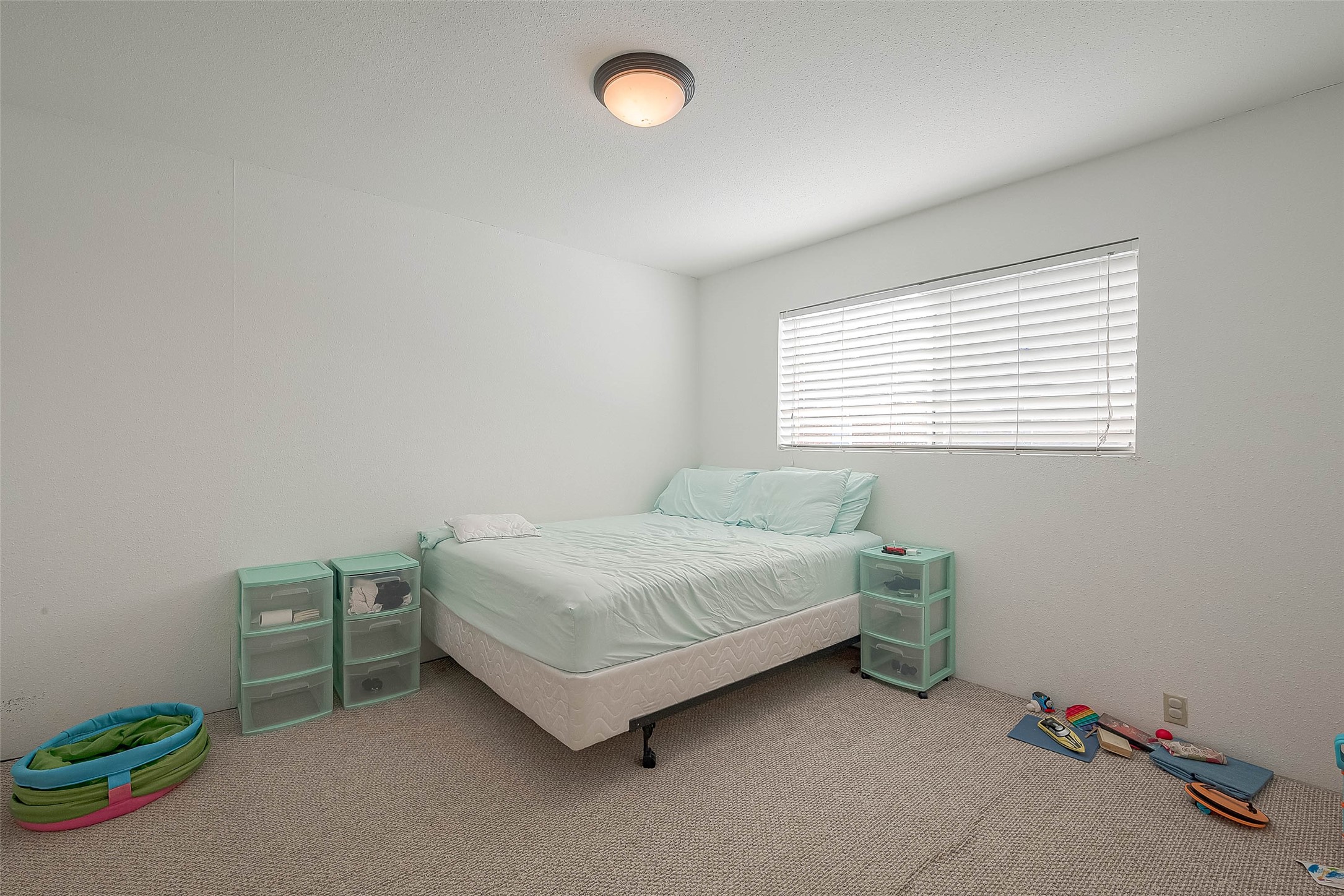 2201 Fountain View Drive, Unit 54 Houston, TX 77057 - Photo 24 of 30 a bedroom with a bed and a window