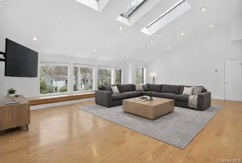 $2,499,999 | 18 Windemere Way, Woodbury, NY 11797