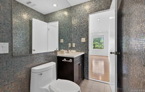 $2,499,999 | 18 Windemere Way, Woodbury, NY 11797