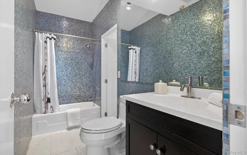 $2,499,999 | 18 Windemere Way, Woodbury, NY 11797