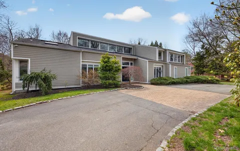 $2,499,999 | 18 Windemere Way, Woodbury, NY 11797