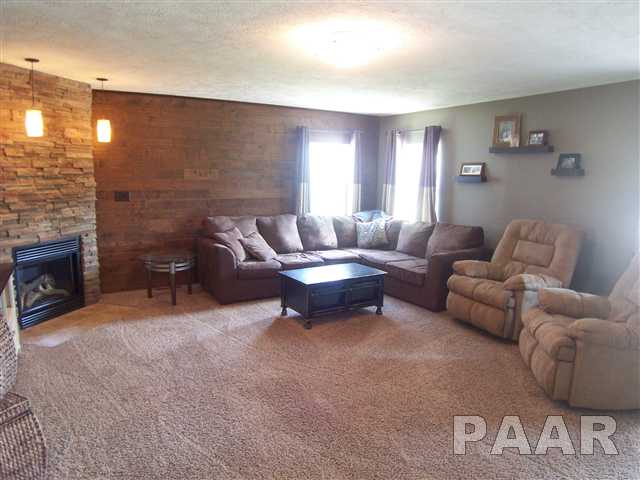 1 Colonial Court Washington, IL 61571 - Photo 3 of 15 Gallery Image 3