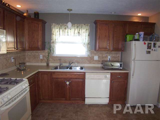 1 Colonial Court Washington, IL 61571 - Photo 5 of 15 Gallery Image 5