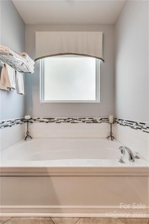 1007 Kaiser Way Fort Mill, SC 29715 - Photo 25 of 48 a bathroom with a bathtub and mirror