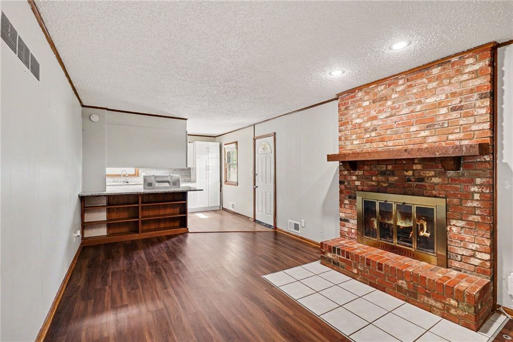 11047 Spring Valley Road Kansas City, MO 64134 - Photo 5 of 19