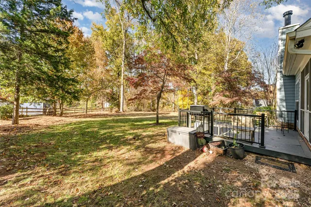 a view of yard with tree