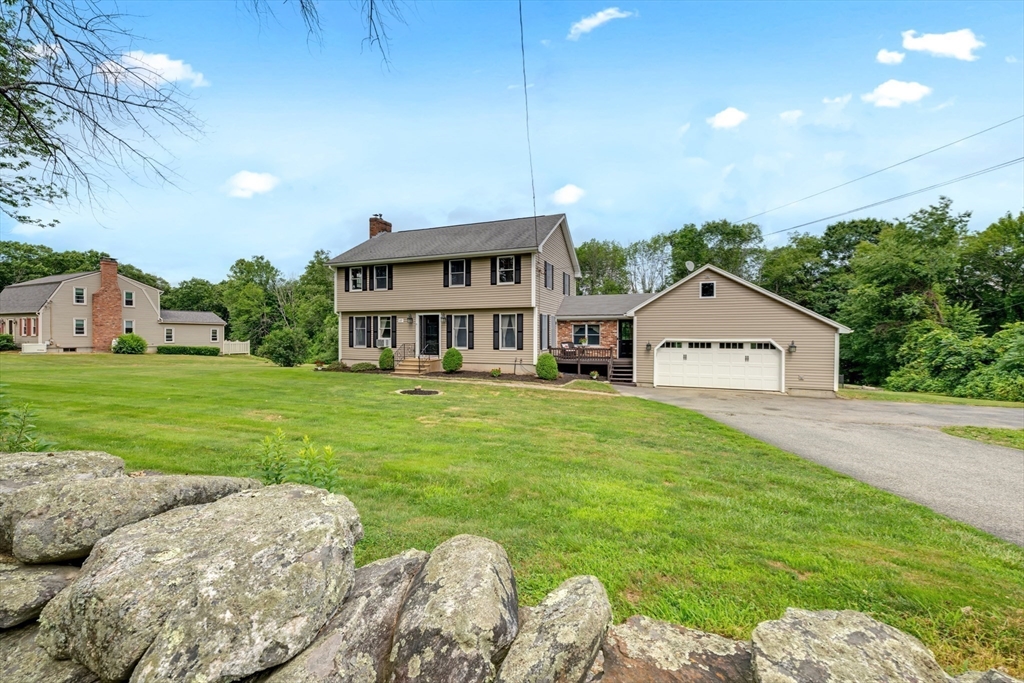 a view of house with garden
