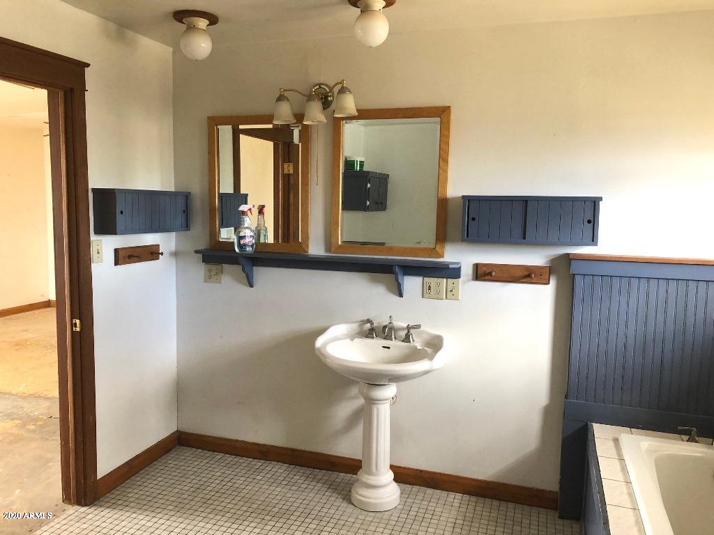 10076 North Mormon Road Elfrida, AZ 85610 - Photo 21 of 49 Master Bathroom