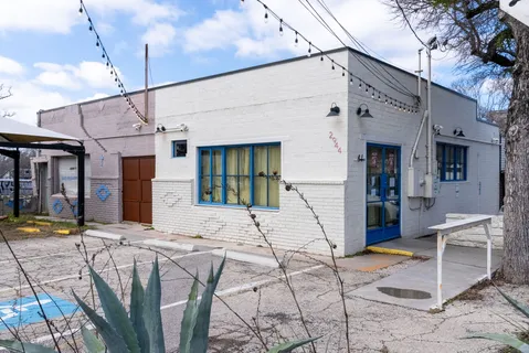 a view of a house with backyard