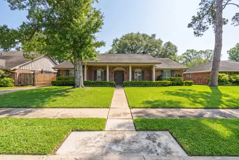 a view of house with a yard