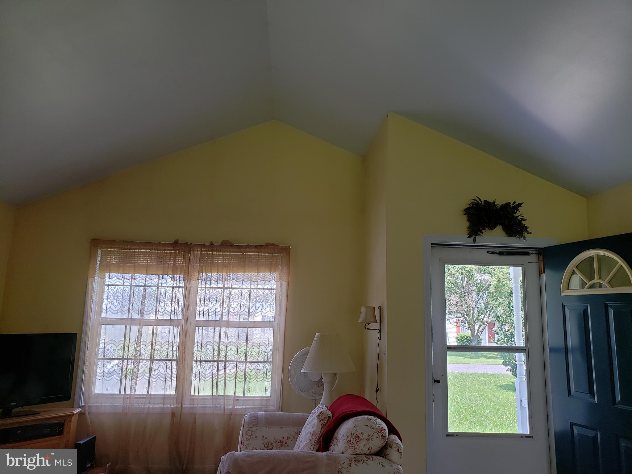 4 Oak Street Ridgely, MD 21660 - Photo 5 of 28 Living room with vaulted ceiling.