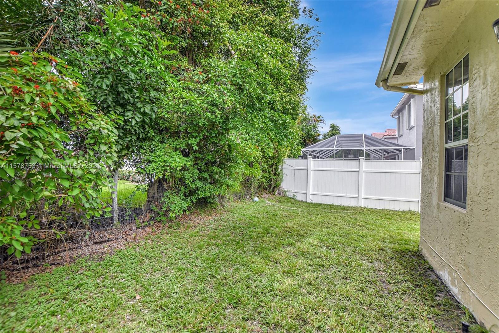 20916 Avenel Run Boca Raton, FL 33428 - Photo 42 of 43 a backyard of a house with table and chairs