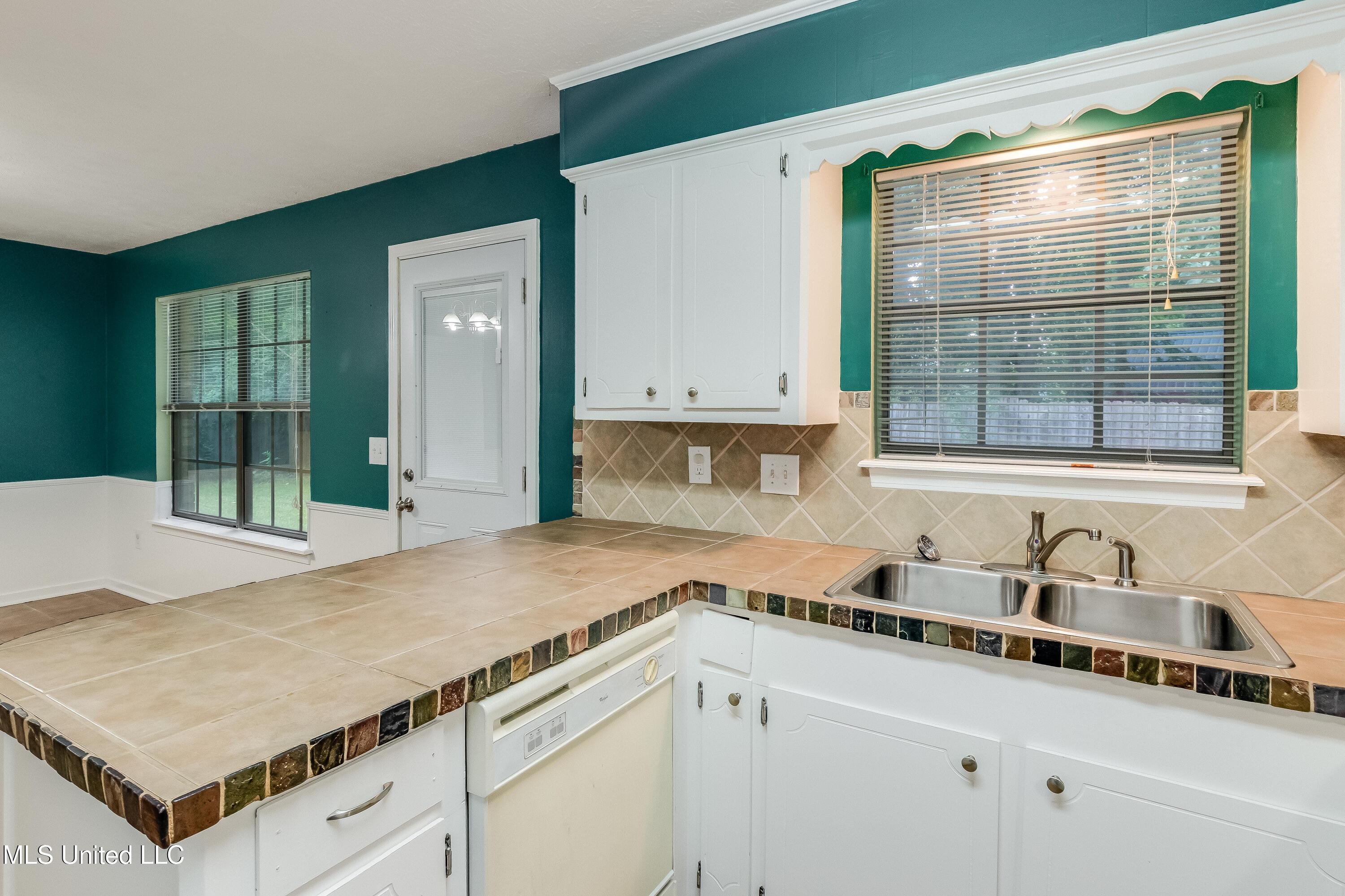 201 Shadow Cove Clinton, MS 39056 - Photo 13 of 22 201 Shadow Cove-14