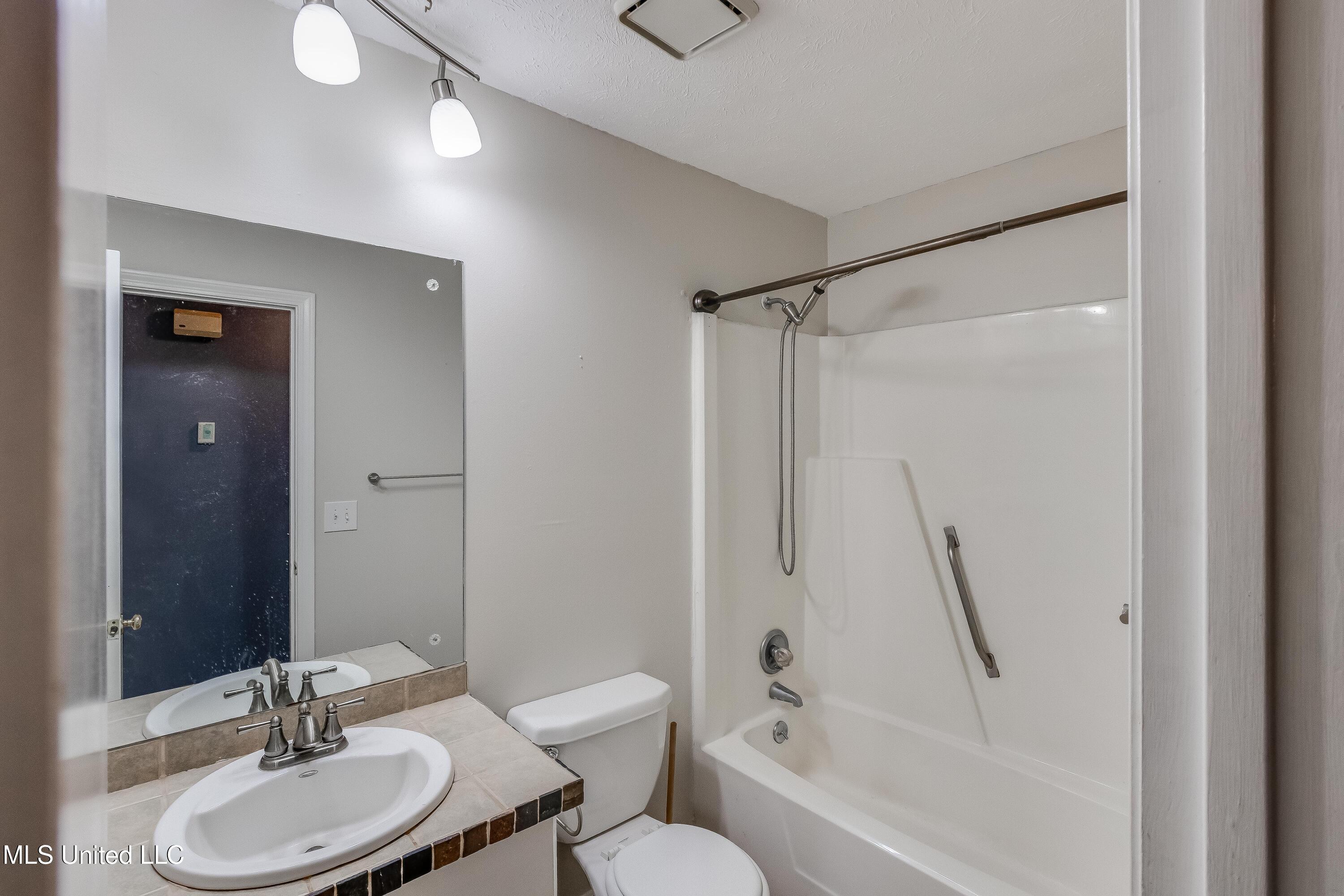 201 Shadow Cove Clinton, MS 39056 - Photo 17 of 22 201 Shadow Cove-18