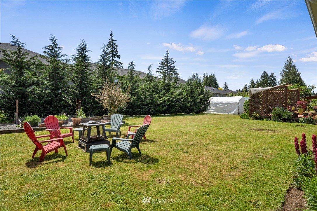128 183rd Street Southwest Bothell, WA 98012 - Photo 26 of 33 a backyard of a house with table and chairs