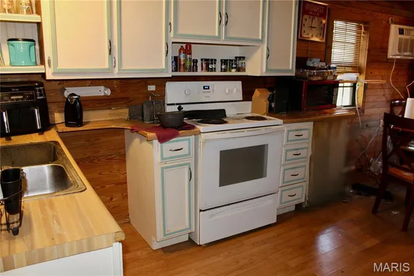 $284,900 | 18868 Chickadee Drive, Marble Hill, MO 63764