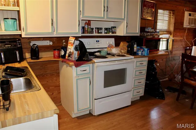 $300,000 | 18868 Chickadee Drive, Marble Hill, MO 63764