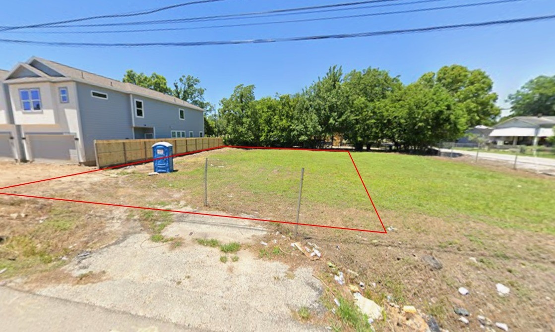 a view of a backyard