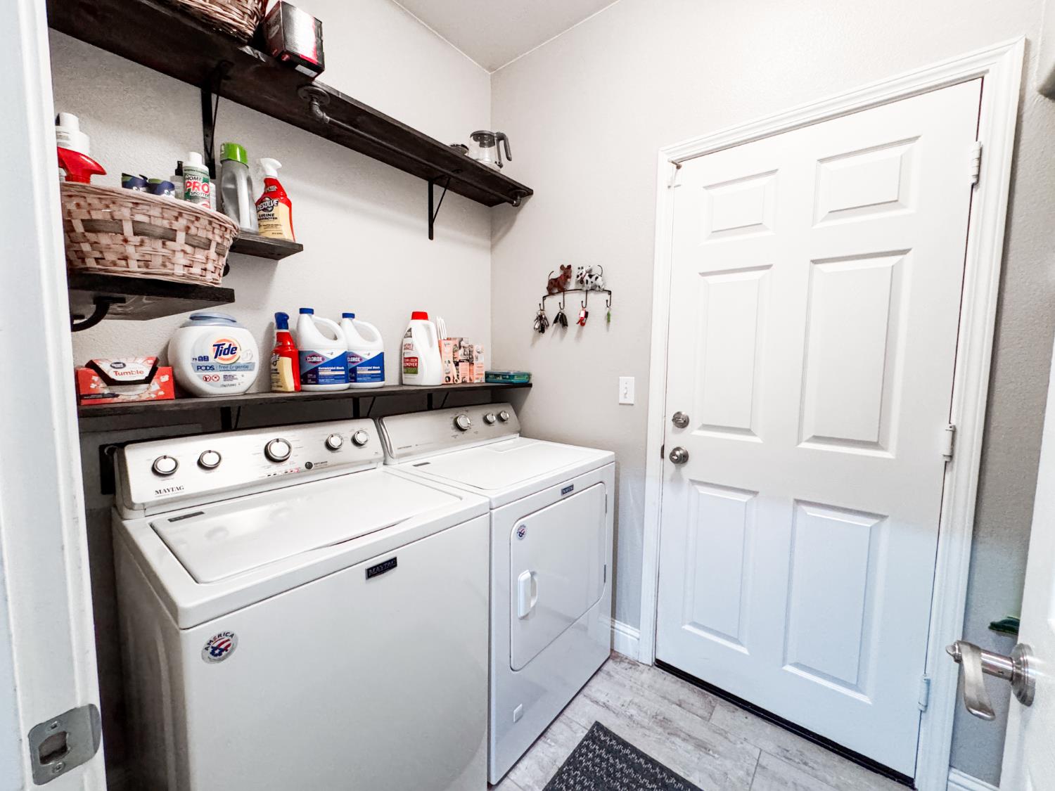 2457 Carson Avenue Clovis, CA 93611 - Photo 14 of 33 a utility room with dryer and washer