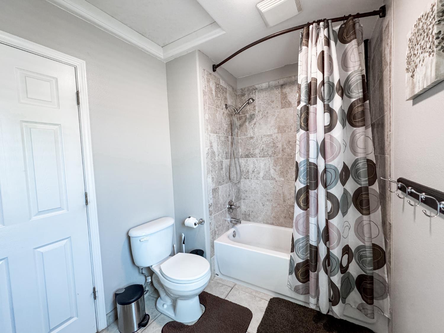 2457 Carson Avenue Clovis, CA 93611 - Photo 20 of 33 a bathroom with a bathtub and shower